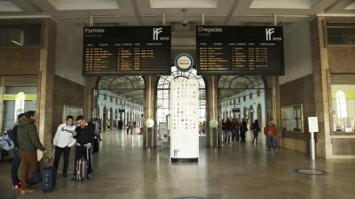 Sta. Apolónia: 150 anos a ver passar comboios