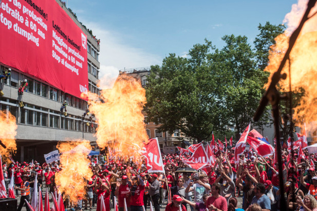 Quinze mil trabalhadores manifestam-se em Zurique