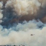 un-helicoptere-vole-au-dessus-des-flammes-a-athenes-en-proie-a-un-incendie-le-17-juillet-2015_5383263