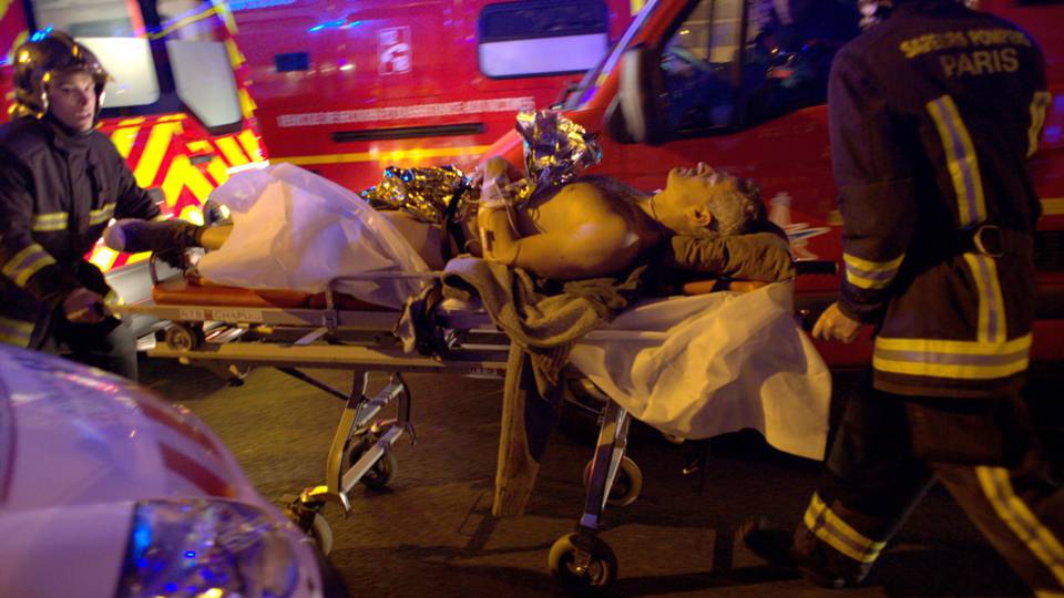 Porteiros portugueses que socorreram vítimas dos atentados de Paris felizes com condecoração