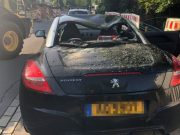 Luxemburgo: Placas de metal atingem carro com criança a bordo