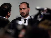 Filho de Bolsonaro questiona democracia mas nega defesa da ditadura no Brasil