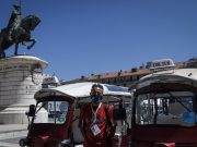 REPORTAGEM: Covid-19: ‘Tuk-tuk’ as formigas que trabalham de verão para o inverno