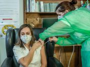 Covid-19: Enfermeira de um lar recebe primeira vacina na ilha de São Miguel