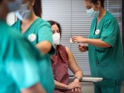 Covid-19: Madeira inicia vacinação em cinco profissionais da linha da frente em simultâneo