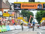 Van Aert defende amarela na difícil quinta etapa do Tour ganha por Simon Clarke