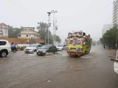 Sobe para 77 o número de mortos por causa das chuvas no Paquistão